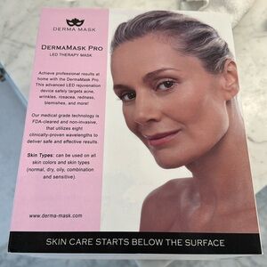NWOT derma Mask pro LED therapy mask